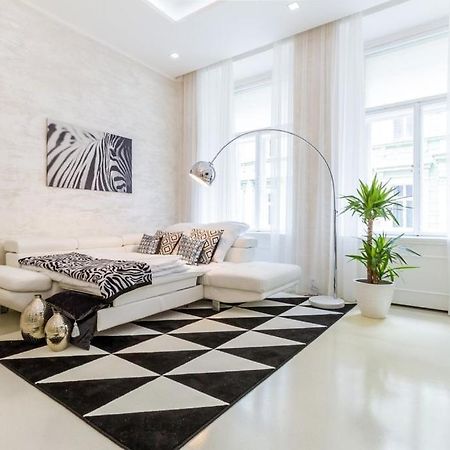 Stylish Apartment 5 Minutes Walk From City Center Прага Экстерьер фото