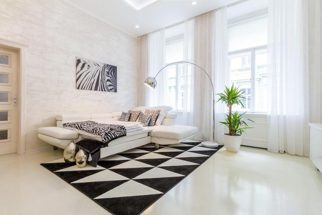 Stylish Apartment 5 Minutes Walk From City Center Прага Экстерьер фото