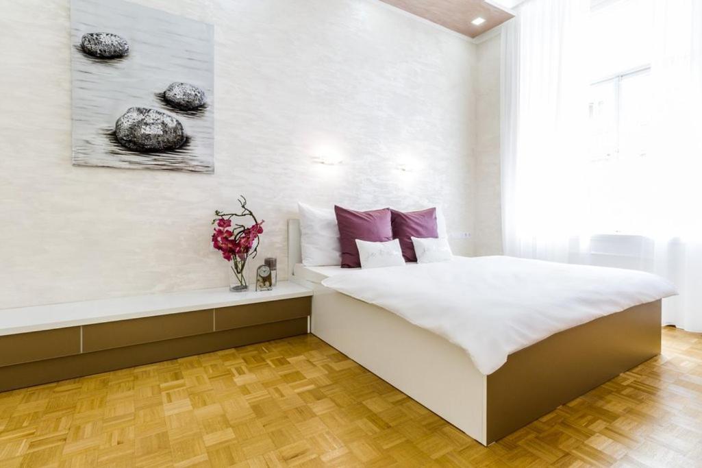 Stylish Apartment 5 Minutes Walk From City Center Прага Экстерьер фото