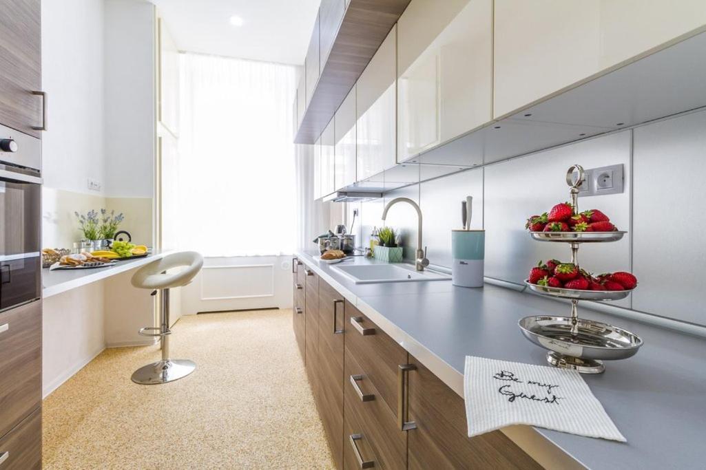 Stylish Apartment 5 Minutes Walk From City Center Прага Экстерьер фото