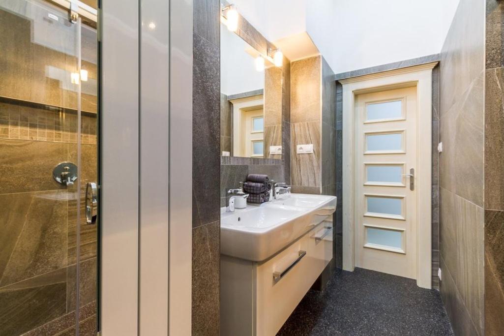 Stylish Apartment 5 Minutes Walk From City Center Прага Экстерьер фото