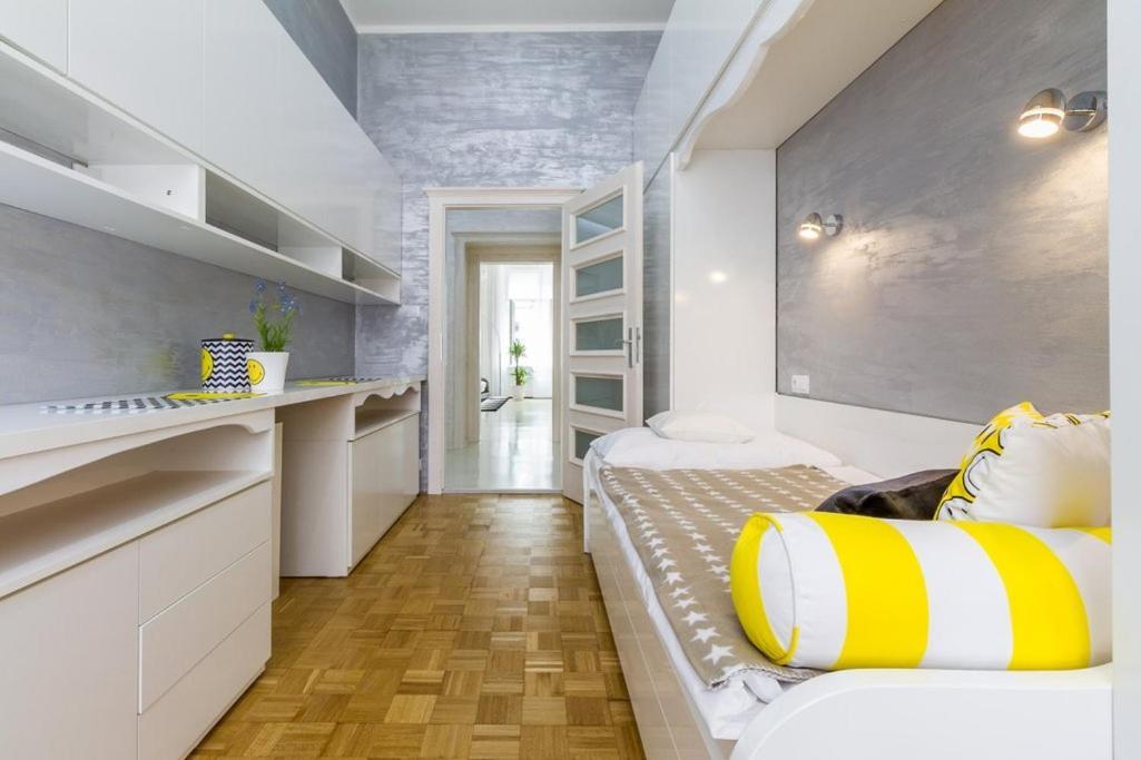 Stylish Apartment 5 Minutes Walk From City Center Прага Экстерьер фото