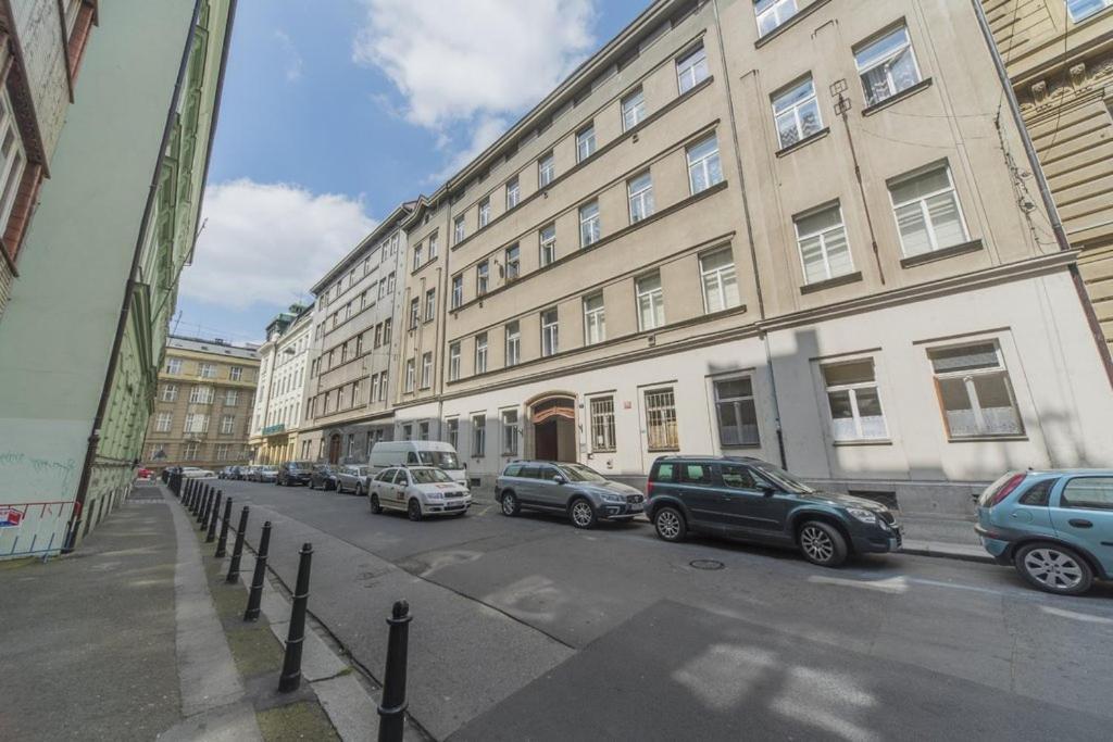 Stylish Apartment 5 Minutes Walk From City Center Прага Экстерьер фото