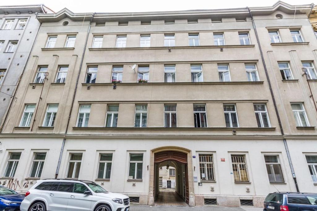Stylish Apartment 5 Minutes Walk From City Center Прага Экстерьер фото