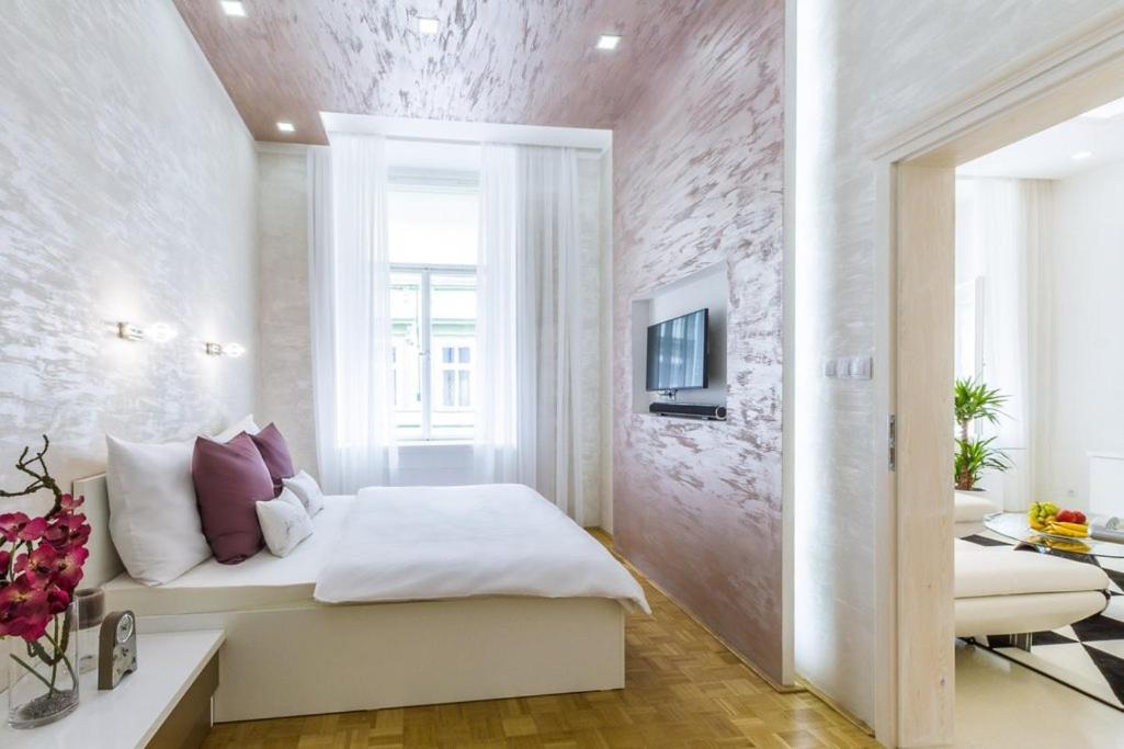 Stylish Apartment 5 Minutes Walk From City Center Прага Экстерьер фото